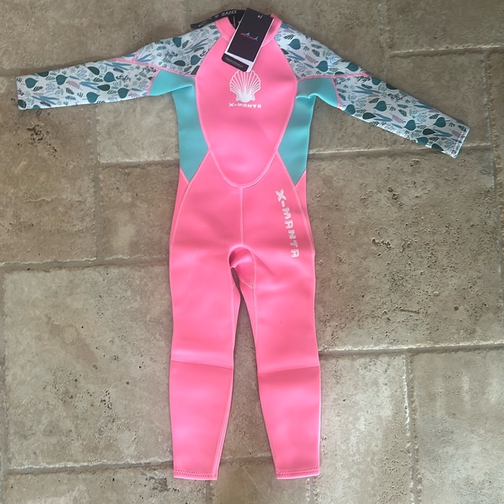X-Mantra little girls wet suit. Never worn. Size medium